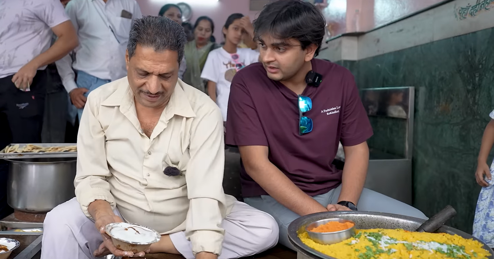 Aayush Sapra honest review of Joshi Ji performing — Dahi Bada stall, Indore