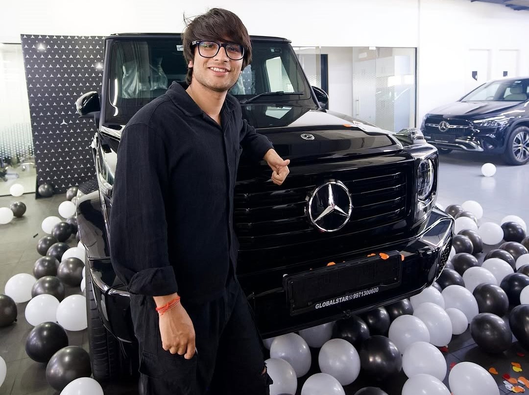 Sourav Joshi portrait, Indian lifestyle vlogger.