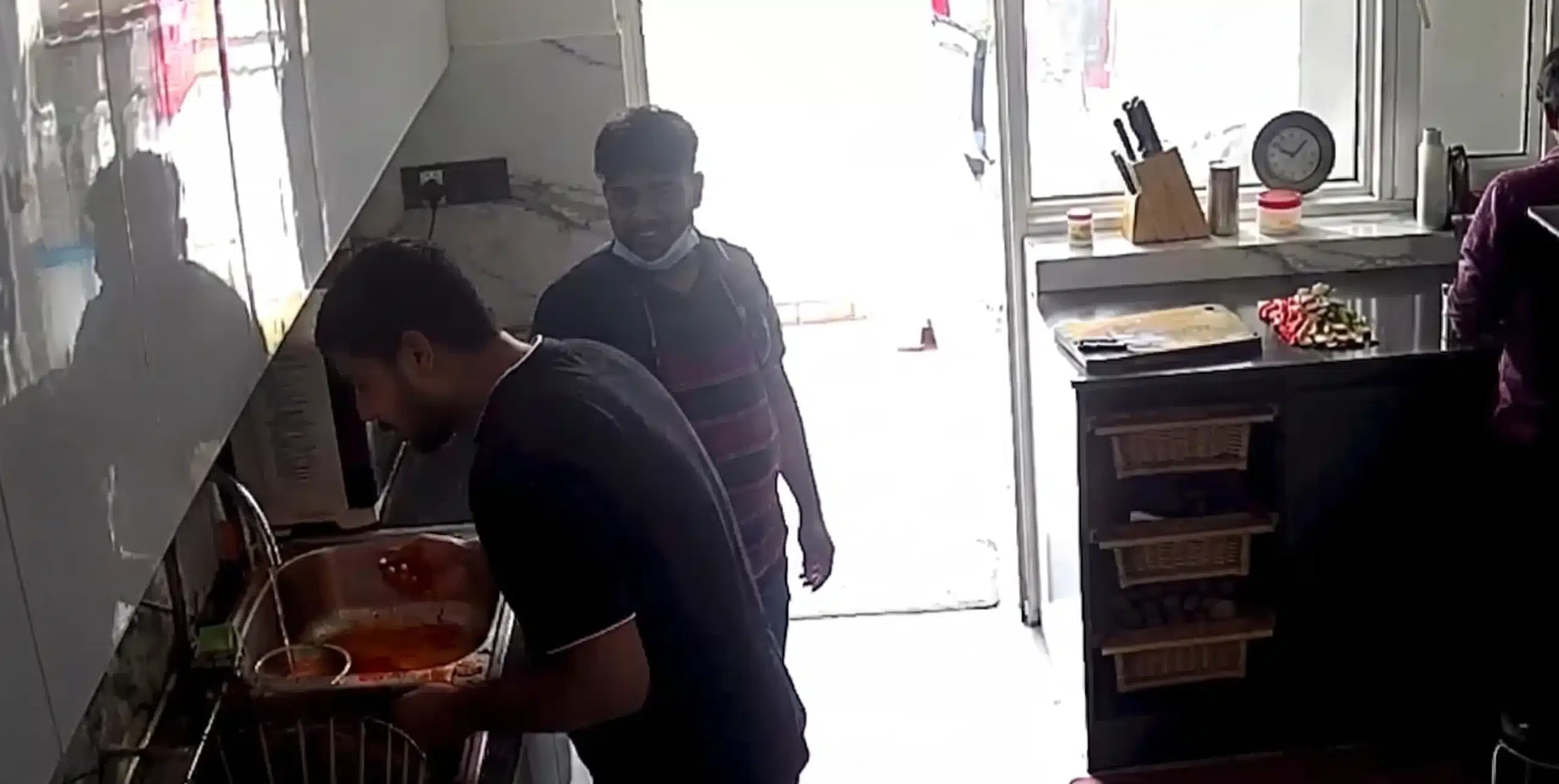 CCTV se Pakda gaya Cook lakhneet vlogs